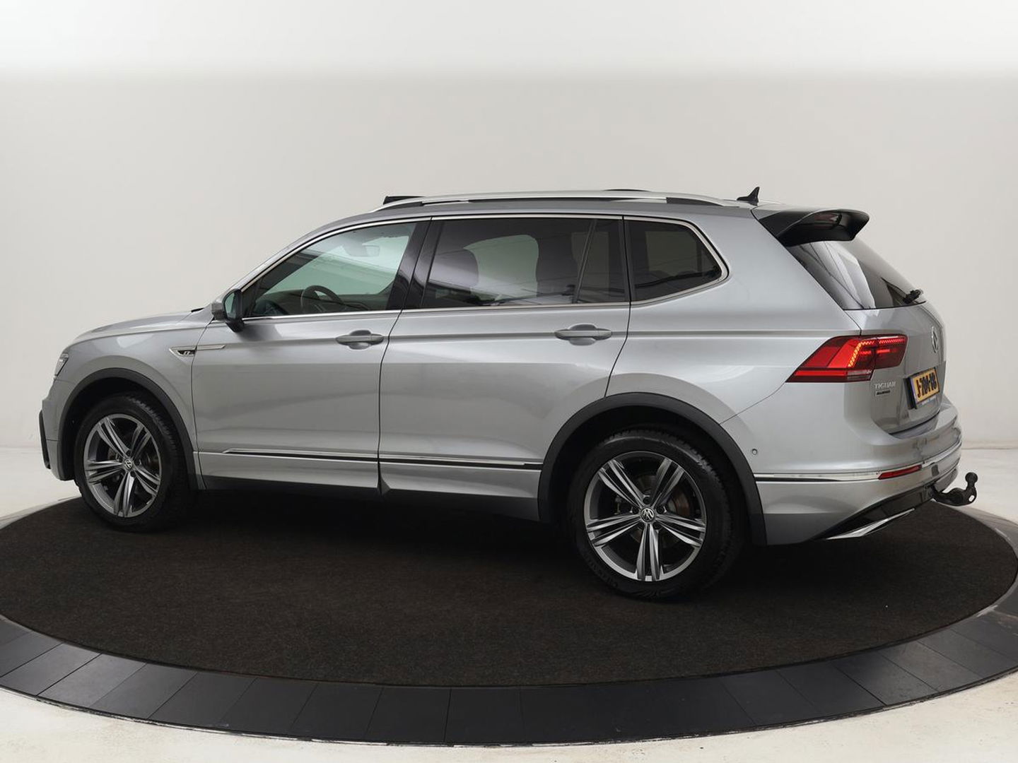 Volkswagen Tiguan Allspace 1.5 TSI R Line 7-persoons | Panoramadak | Trekhaak | Stoelverwarming | 19'' | Adaptive cruise | Virtual Cockpit | Massage | Camera | Keyless | Park Assist | Carplay | Navigatie