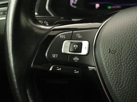 Volkswagen Tiguan Allspace 1.5 TSI R Line 7-persoons | Panoramadak | Trekhaak | Stoelverwarming | 19'' | Adaptive cruise | Virtual Cockpit | Massage | Camera | Keyless | Park Assist | Carplay | Navigatie