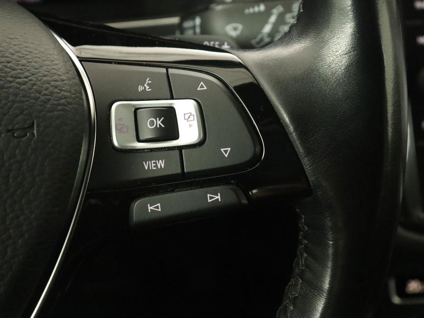 Volkswagen Tiguan Allspace 1.5 TSI R Line 7-persoons | Panoramadak | Trekhaak | Stoelverwarming | 19'' | Adaptive cruise | Virtual Cockpit | Massage | Camera | Keyless | Park Assist | Carplay | Navigatie