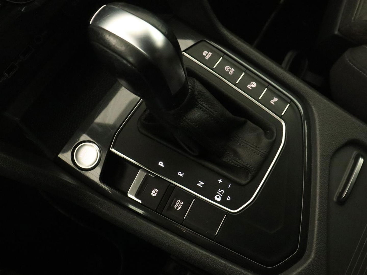 Volkswagen Tiguan Allspace 1.5 TSI R Line 7-persoons | Panoramadak | Trekhaak | Stoelverwarming | 19'' | Adaptive cruise | Virtual Cockpit | Massage | Camera | Keyless | Park Assist | Carplay | Navigatie