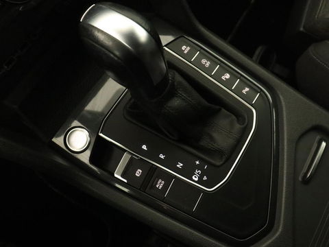 Volkswagen Tiguan Allspace 1.5 TSI R Line 7-persoons | Panoramadak | Trekhaak | Stoelverwarming | 19'' | Adaptive cruise | Virtual Cockpit | Massage | Camera | Keyless | Park Assist | Carplay | Navigatie