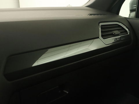 Volkswagen Tiguan Allspace 1.5 TSI R Line 7-persoons | Panoramadak | Trekhaak | Stoelverwarming | 19'' | Adaptive cruise | Virtual Cockpit | Massage | Camera | Keyless | Park Assist | Carplay | Navigatie