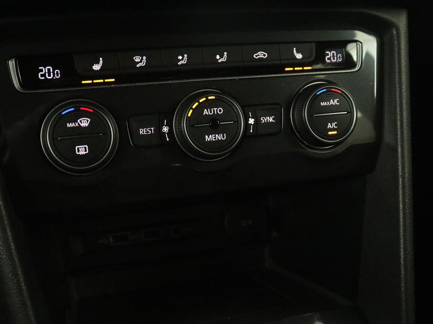 Volkswagen Tiguan Allspace 1.5 TSI R Line 7-persoons | Panoramadak | Trekhaak | Stoelverwarming | 19'' | Adaptive cruise | Virtual Cockpit | Massage | Camera | Keyless | Park Assist | Carplay | Navigatie