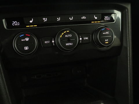 Volkswagen Tiguan Allspace 1.5 TSI R Line 7-persoons | Panoramadak | Trekhaak | Stoelverwarming | 19'' | Adaptive cruise | Virtual Cockpit | Massage | Camera | Keyless | Park Assist | Carplay | Navigatie