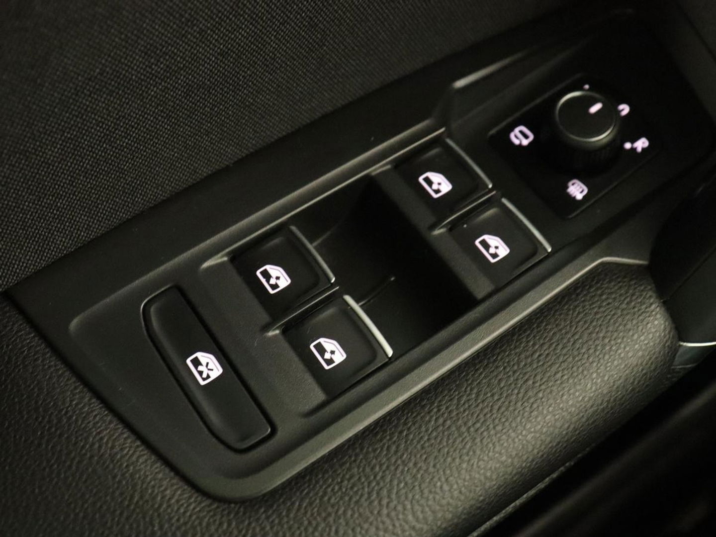 Volkswagen Tiguan Allspace 1.5 TSI R Line 7-persoons | Panoramadak | Trekhaak | Stoelverwarming | 19'' | Adaptive cruise | Virtual Cockpit | Massage | Camera | Keyless | Park Assist | Carplay | Navigatie