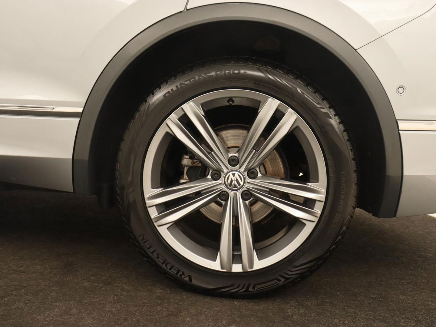 Volkswagen Tiguan Allspace 1.5 TSI R Line 7-persoons | Panoramadak | Trekhaak | Stoelverwarming | 19'' | Adaptive cruise | Virtual Cockpit | Massage | Camera | Keyless | Park Assist | Carplay | Navigatie