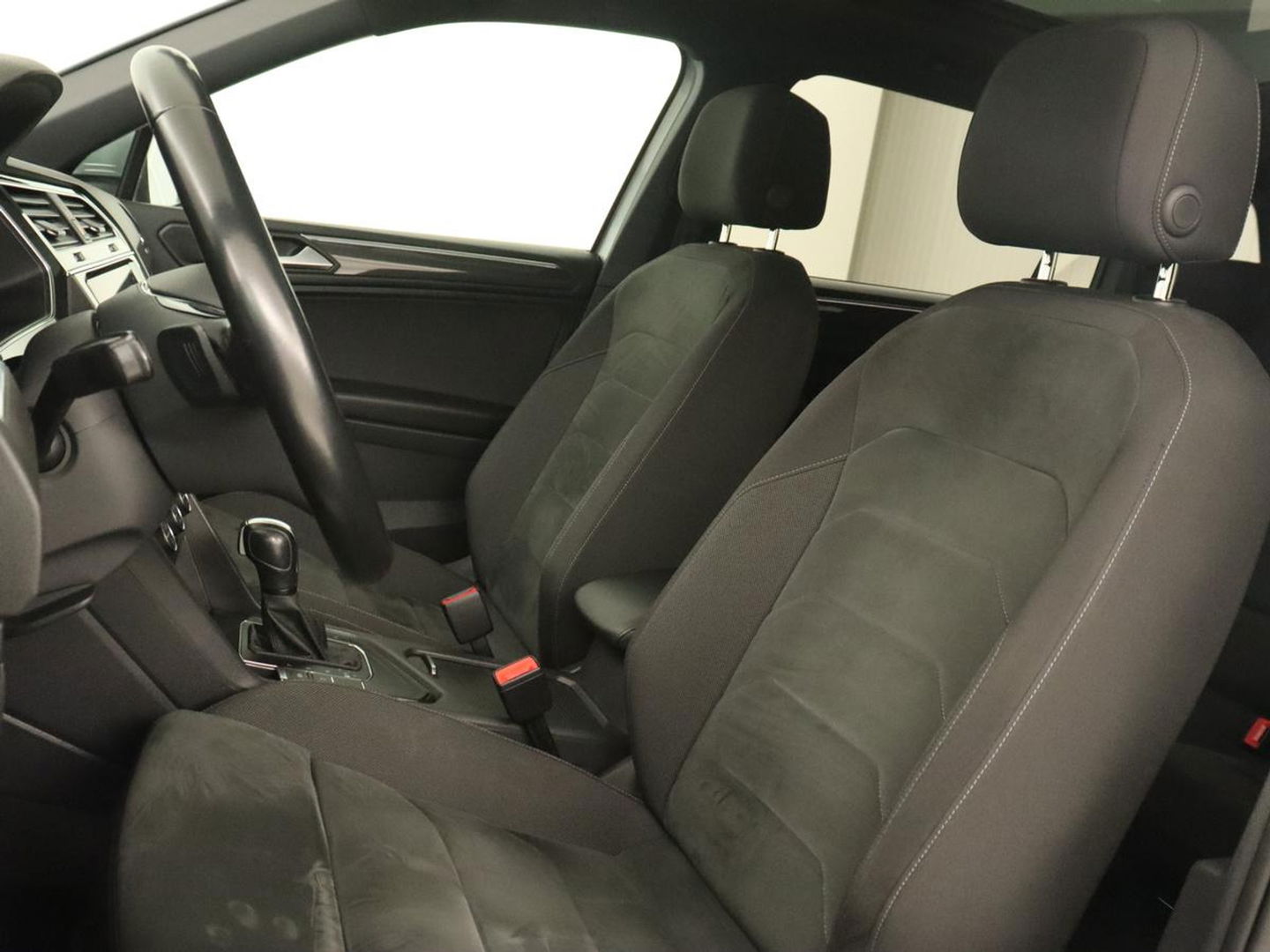 Volkswagen Tiguan Allspace 1.5 TSI R Line 7-persoons | Panoramadak | Trekhaak | Stoelverwarming | 19'' | Adaptive cruise | Virtual Cockpit | Massage | Camera | Keyless | Park Assist | Carplay | Navigatie