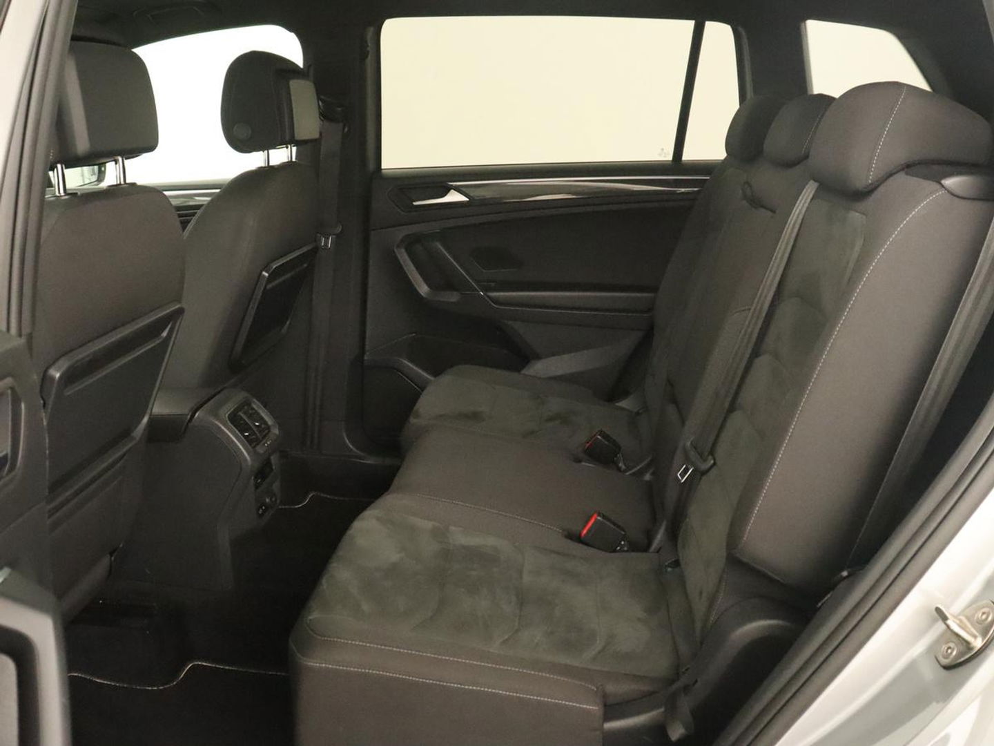 Volkswagen Tiguan Allspace 1.5 TSI R Line 7-persoons | Panoramadak | Trekhaak | Stoelverwarming | 19'' | Adaptive cruise | Virtual Cockpit | Massage | Camera | Keyless | Park Assist | Carplay | Navigatie