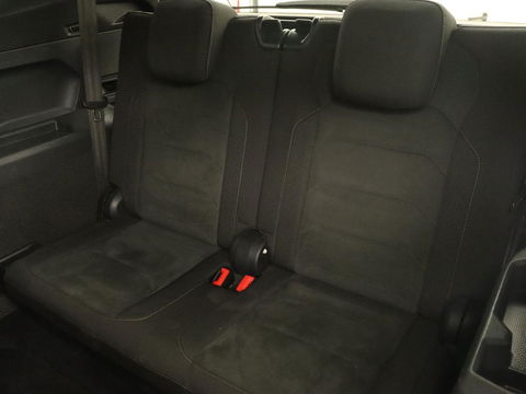Volkswagen Tiguan Allspace 1.5 TSI R Line 7-persoons | Panoramadak | Trekhaak | Stoelverwarming | 19'' | Adaptive cruise | Virtual Cockpit | Massage | Camera | Keyless | Park Assist | Carplay | Navigatie