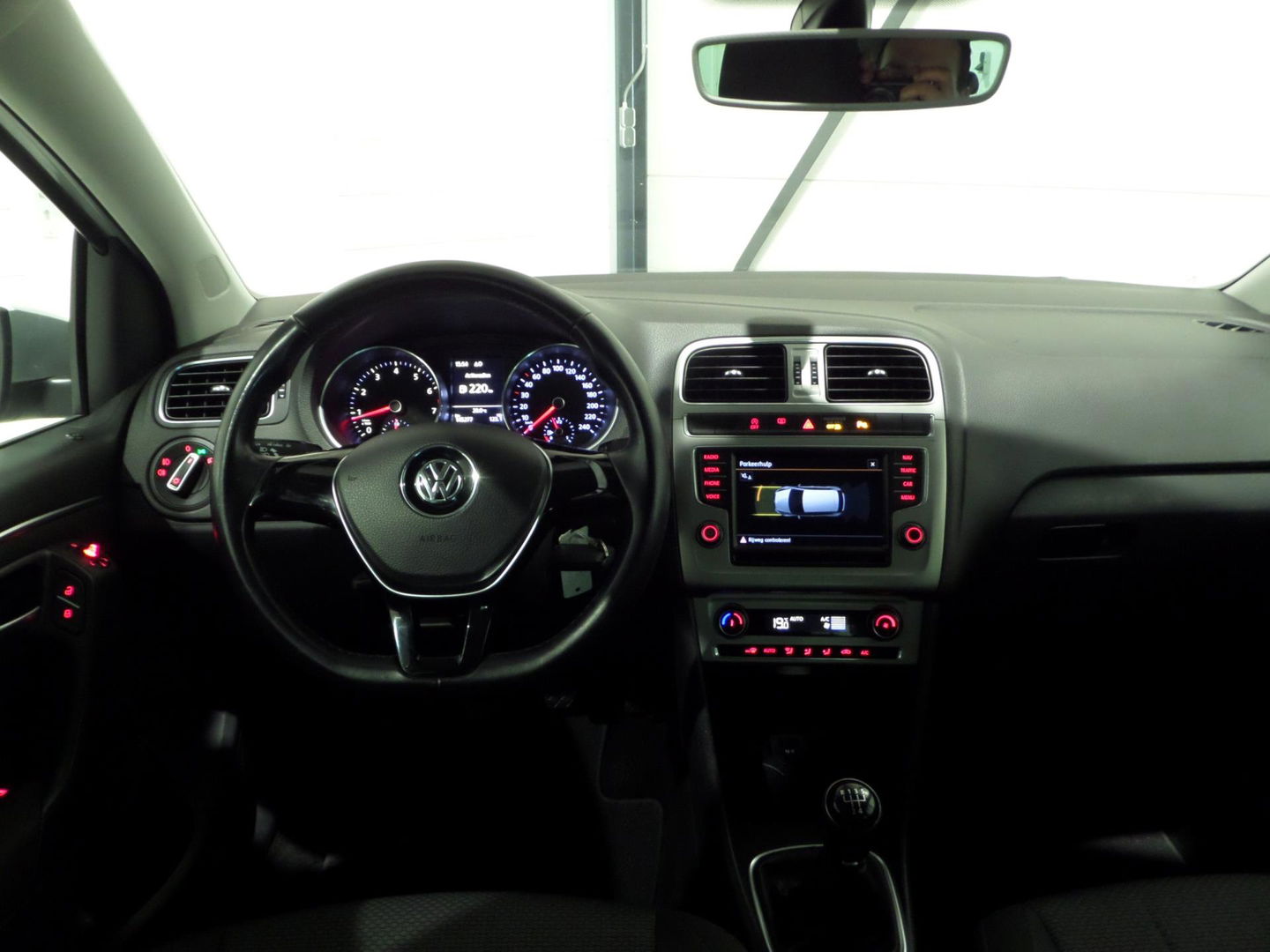 Volkswagen Polo 1.2 TSI Highline "Origineel NL!" Navigatie Bluetooth Parkeersensoren Cruise-control 17"Velgen Climatronic Garantie