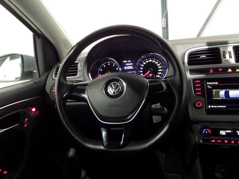 Volkswagen Polo 1.2 TSI Highline "Origineel NL!" Navigatie Bluetooth Parkeersensoren Cruise-control 17"Velgen Climatronic Garantie