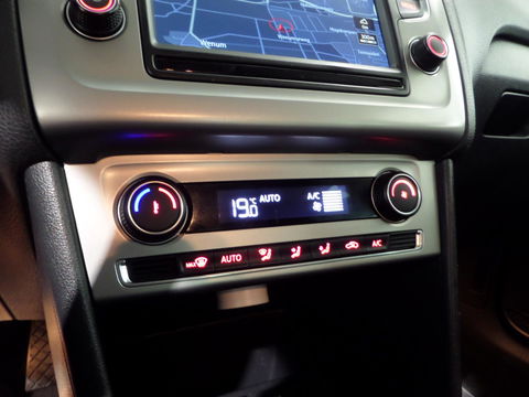 Volkswagen Polo 1.2 TSI Highline "Origineel NL!" Navigatie Bluetooth Parkeersensoren Cruise-control 17"Velgen Climatronic Garantie