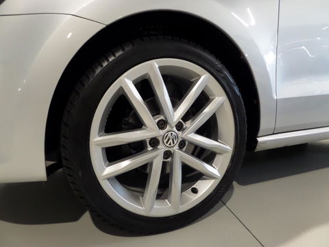 Volkswagen Polo 1.2 TSI Highline "Origineel NL!" Navigatie Bluetooth Parkeersensoren Cruise-control 17"Velgen Climatronic Garantie