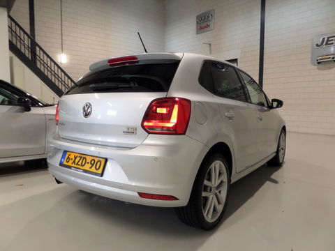 Volkswagen Polo 1.2 TSI Highline "Origineel NL!" Navigatie Bluetooth Parkeersensoren Cruise-control 17"Velgen Climatronic Garantie