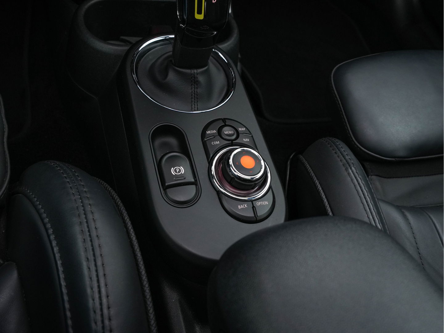 MINI Mini Electric Yours 33 kWh [ 3-Fase ] {SOH-100%} (INCL-BTW) Aut. *PANO | LUXURY-LEATHER | HARMAN/KARDON-AUDIO | MATRIX-LED | KEYLESS | CAMERA | NAVI-FULLMAP | DIGI-COCKPIT | DAB | HEAD-UP | HEATED-SPORTSEATS | AMBIENT-LIGHT | CCS-FASTLOADER