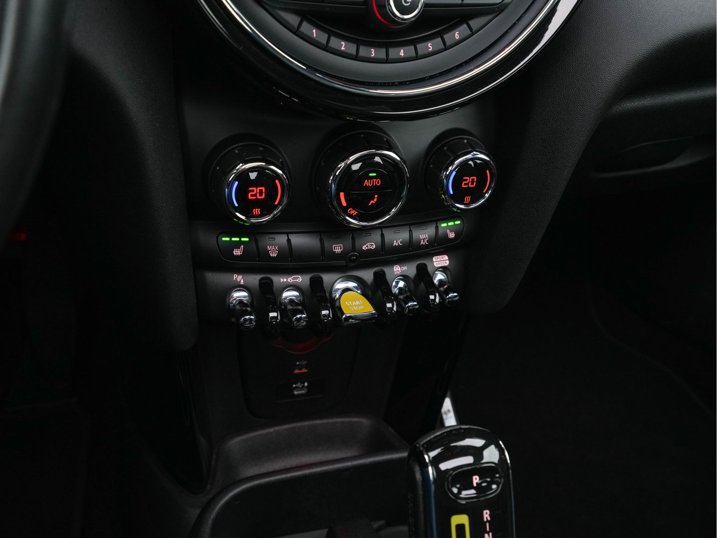 MINI Mini Electric Yours 33 kWh [ 3-Fase ] {SOH-100%} (INCL-BTW) Aut. *PANO | LUXURY-LEATHER | HARMAN/KARDON-AUDIO | MATRIX-LED | KEYLESS | CAMERA | NAVI-FULLMAP | DIGI-COCKPIT | DAB | HEAD-UP | HEATED-SPORTSEATS | AMBIENT-LIGHT | CCS-FASTLOADER