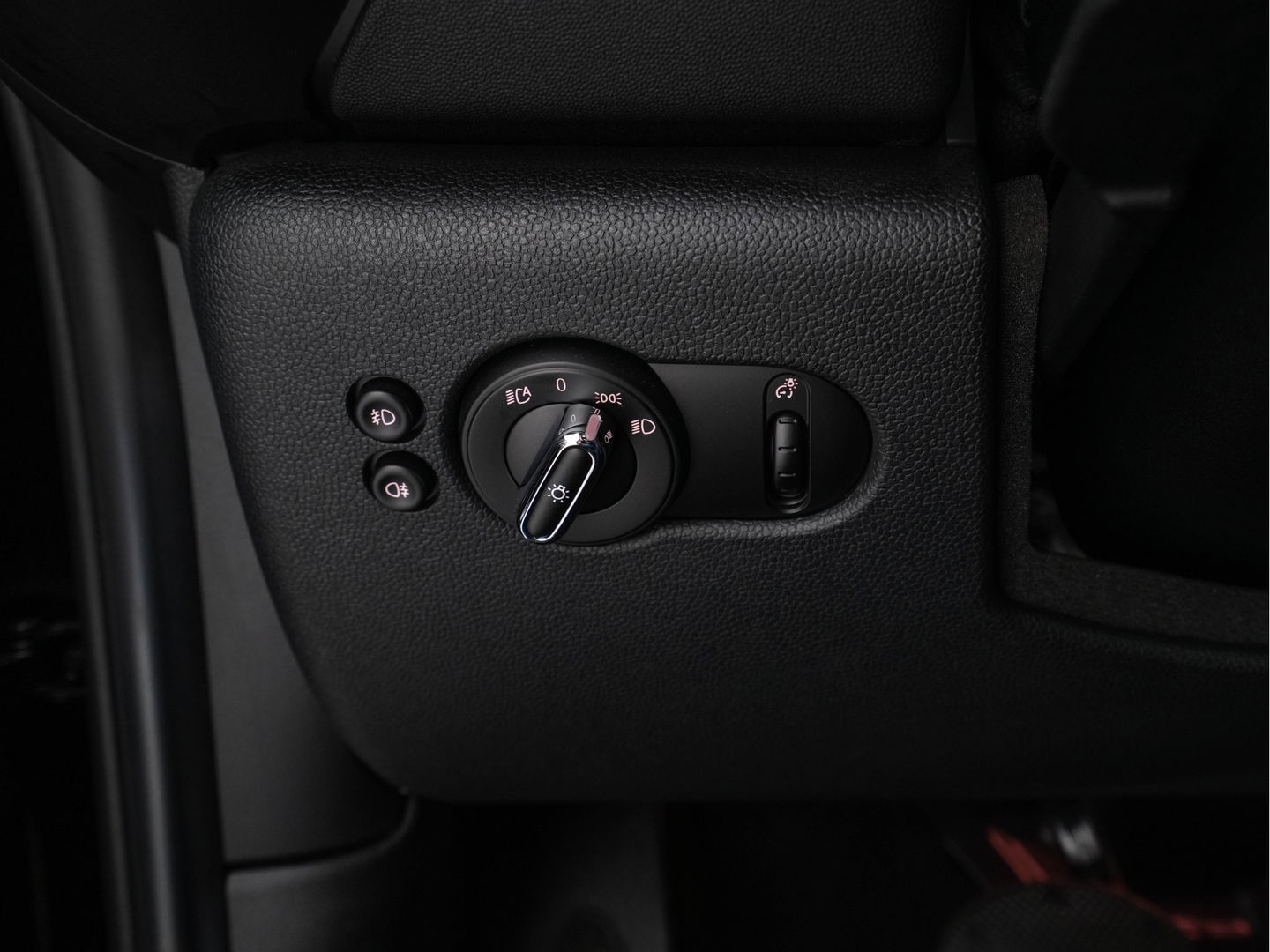 MINI Mini Electric Yours 33 kWh [ 3-Fase ] {SOH-100%} (INCL-BTW) Aut. *PANO | LUXURY-LEATHER | HARMAN/KARDON-AUDIO | MATRIX-LED | KEYLESS | CAMERA | NAVI-FULLMAP | DIGI-COCKPIT | DAB | HEAD-UP | HEATED-SPORTSEATS | AMBIENT-LIGHT | CCS-FASTLOADER