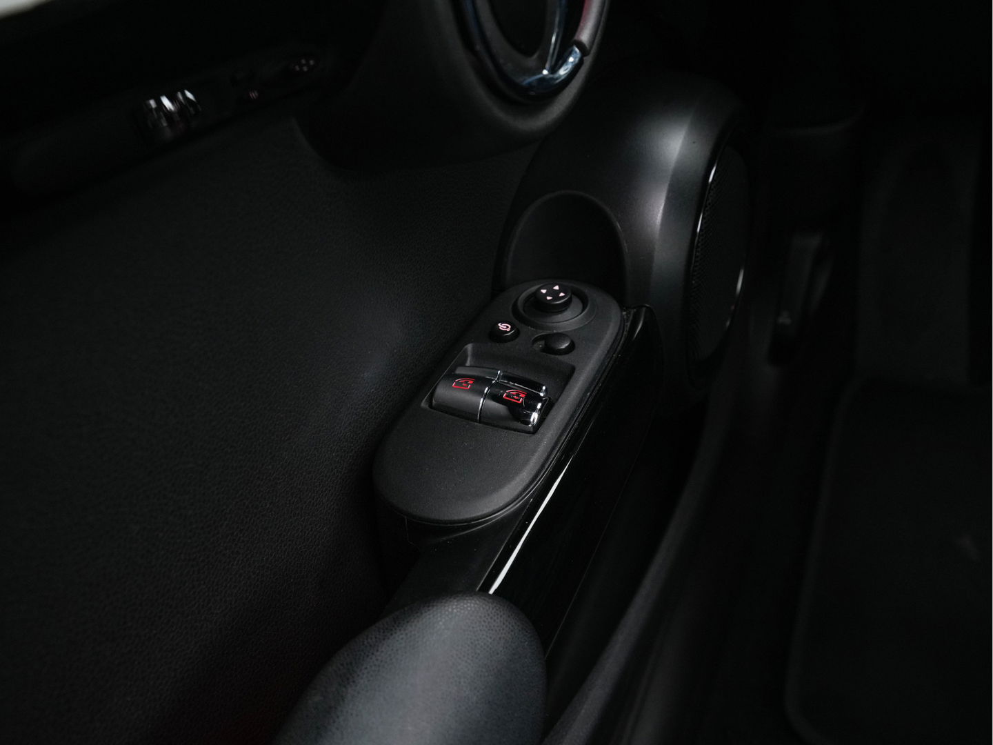 MINI Mini Electric Yours 33 kWh [ 3-Fase ] {SOH-100%} (INCL-BTW) Aut. *PANO | LUXURY-LEATHER | HARMAN/KARDON-AUDIO | MATRIX-LED | KEYLESS | CAMERA | NAVI-FULLMAP | DIGI-COCKPIT | DAB | HEAD-UP | HEATED-SPORTSEATS | AMBIENT-LIGHT | CCS-FASTLOADER