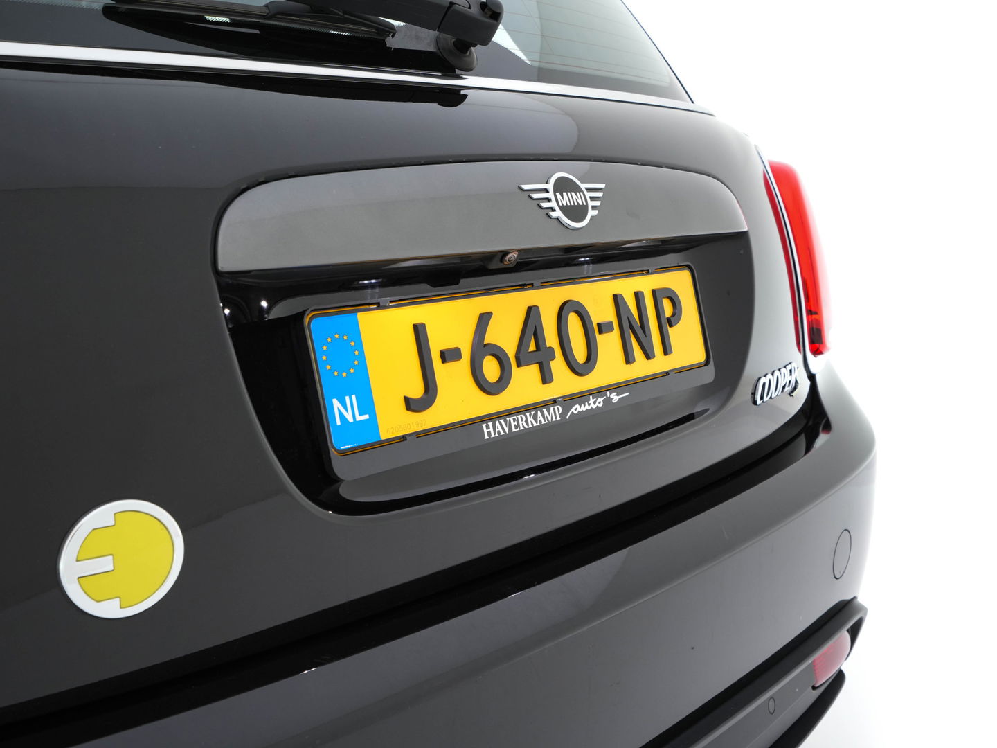 MINI Mini Electric Yours 33 kWh [ 3-Fase ] {SOH-100%} (INCL-BTW) Aut. *PANO | LUXURY-LEATHER | HARMAN/KARDON-AUDIO | MATRIX-LED | KEYLESS | CAMERA | NAVI-FULLMAP | DIGI-COCKPIT | DAB | HEAD-UP | HEATED-SPORTSEATS | AMBIENT-LIGHT | CCS-FASTLOADER