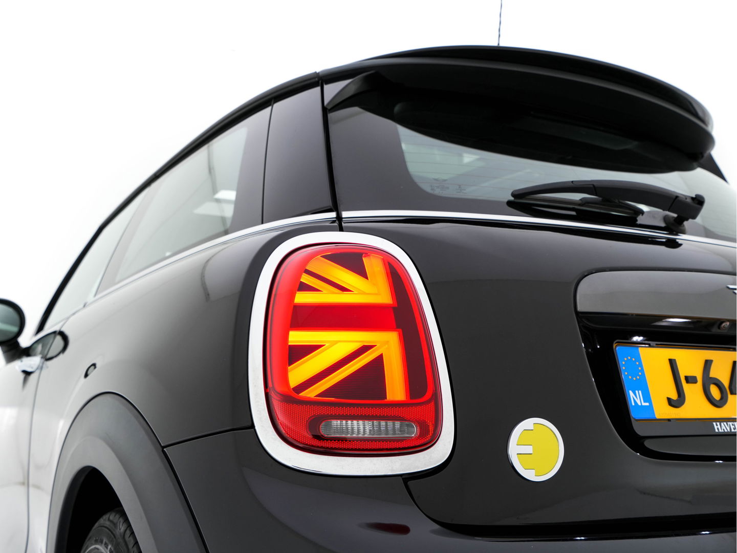 MINI Mini Electric Yours 33 kWh [ 3-Fase ] {SOH-100%} (INCL-BTW) Aut. *PANO | LUXURY-LEATHER | HARMAN/KARDON-AUDIO | MATRIX-LED | KEYLESS | CAMERA | NAVI-FULLMAP | DIGI-COCKPIT | DAB | HEAD-UP | HEATED-SPORTSEATS | AMBIENT-LIGHT | CCS-FASTLOADER