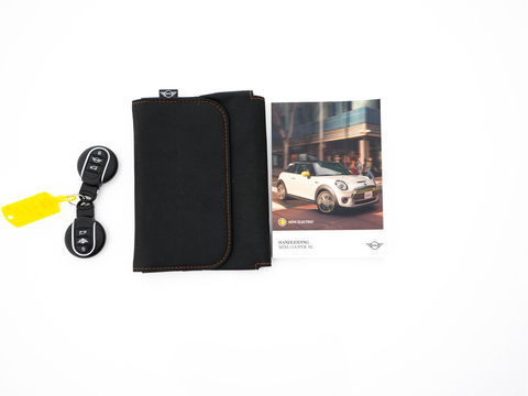 MINI Mini Electric Yours 33 kWh [ 3-Fase ] {SOH-100%} (INCL-BTW) Aut. *PANO | LUXURY-LEATHER | HARMAN/KARDON-AUDIO | MATRIX-LED | KEYLESS | CAMERA | NAVI-FULLMAP | DIGI-COCKPIT | DAB | HEAD-UP | HEATED-SPORTSEATS | AMBIENT-LIGHT | CCS-FASTLOADER