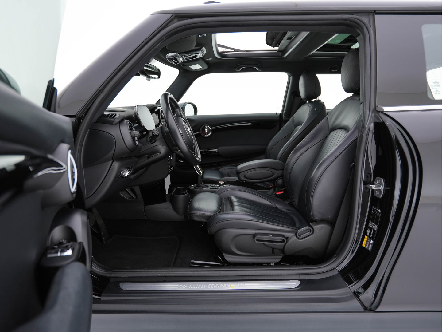 MINI Mini Electric Yours 33 kWh [ 3-Fase ] {SOH-100%} (INCL-BTW) Aut. *PANO | LUXURY-LEATHER | HARMAN/KARDON-AUDIO | MATRIX-LED | KEYLESS | CAMERA | NAVI-FULLMAP | DIGI-COCKPIT | DAB | HEAD-UP | HEATED-SPORTSEATS | AMBIENT-LIGHT | CCS-FASTLOADER