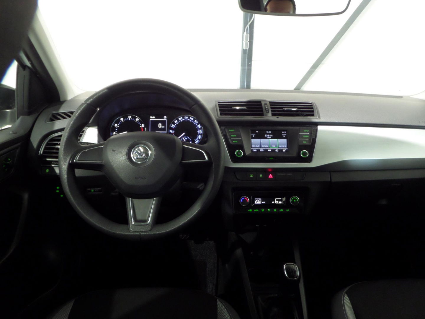 Škoda Fabia 1.2 TSI Style Trekhaak Bluetooth Parkeersensoren Airco Cruise-control DAB+, van 2e eigenaar in zeer nette staat !