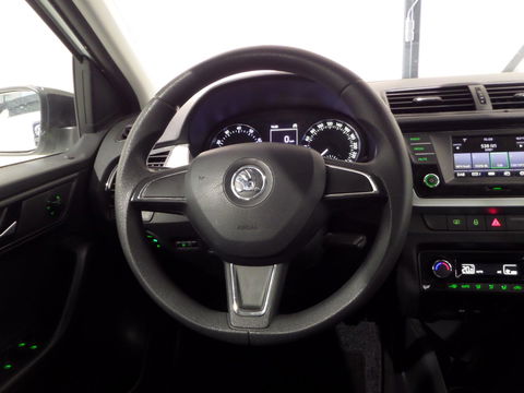 Škoda Fabia 1.2 TSI Style Trekhaak Bluetooth Parkeersensoren Airco Cruise-control DAB+, van 2e eigenaar in zeer nette staat !