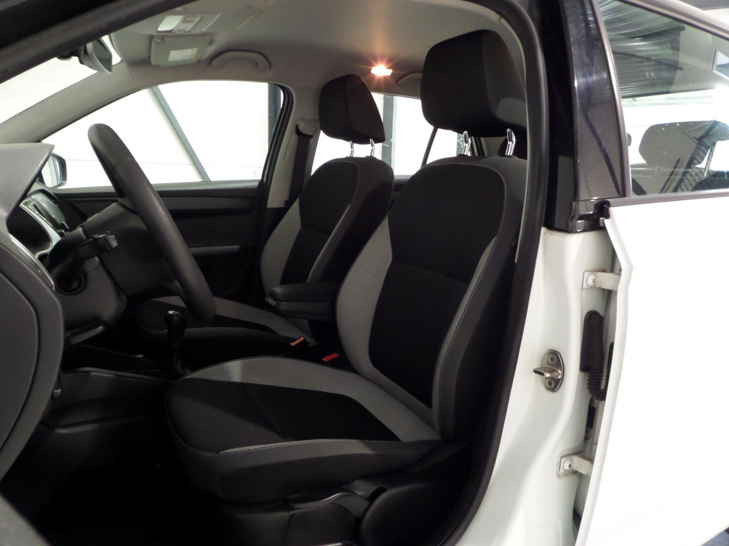 Škoda Fabia 1.2 TSI Style Trekhaak Bluetooth Parkeersensoren Airco Cruise-control DAB+, van 2e eigenaar in zeer nette staat !