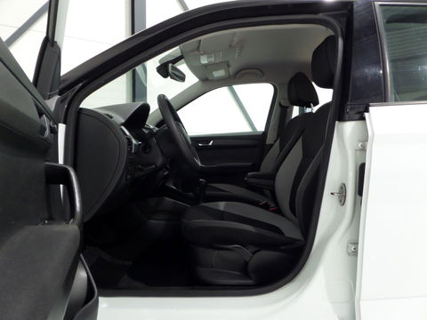 Škoda Fabia 1.2 TSI Style Trekhaak Bluetooth Parkeersensoren Airco Cruise-control DAB+, van 2e eigenaar in zeer nette staat !