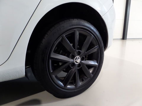 Škoda Fabia 1.2 TSI Style Trekhaak Bluetooth Parkeersensoren Airco Cruise-control DAB+, van 2e eigenaar in zeer nette staat !