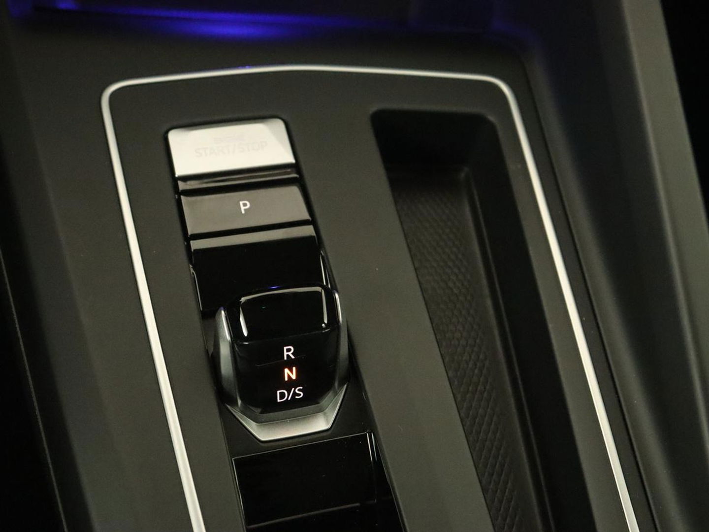 Volkswagen Golf 1.5 eTSI Style | Carplay | Navigatie | Adaptive cruise | Massage | Sfeerverlichting | Parkeerhulp | Memory | Virtual Cockpit