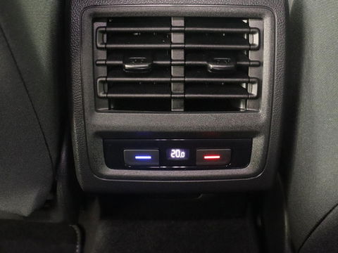 Volkswagen Golf 1.5 eTSI Style | Carplay | Navigatie | Adaptive cruise | Massage | Sfeerverlichting | Parkeerhulp | Memory | Virtual Cockpit