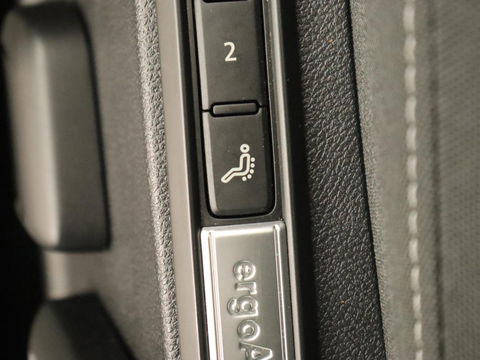 Volkswagen Golf 1.5 eTSI Style | Carplay | Navigatie | Adaptive cruise | Massage | Sfeerverlichting | Parkeerhulp | Memory | Virtual Cockpit