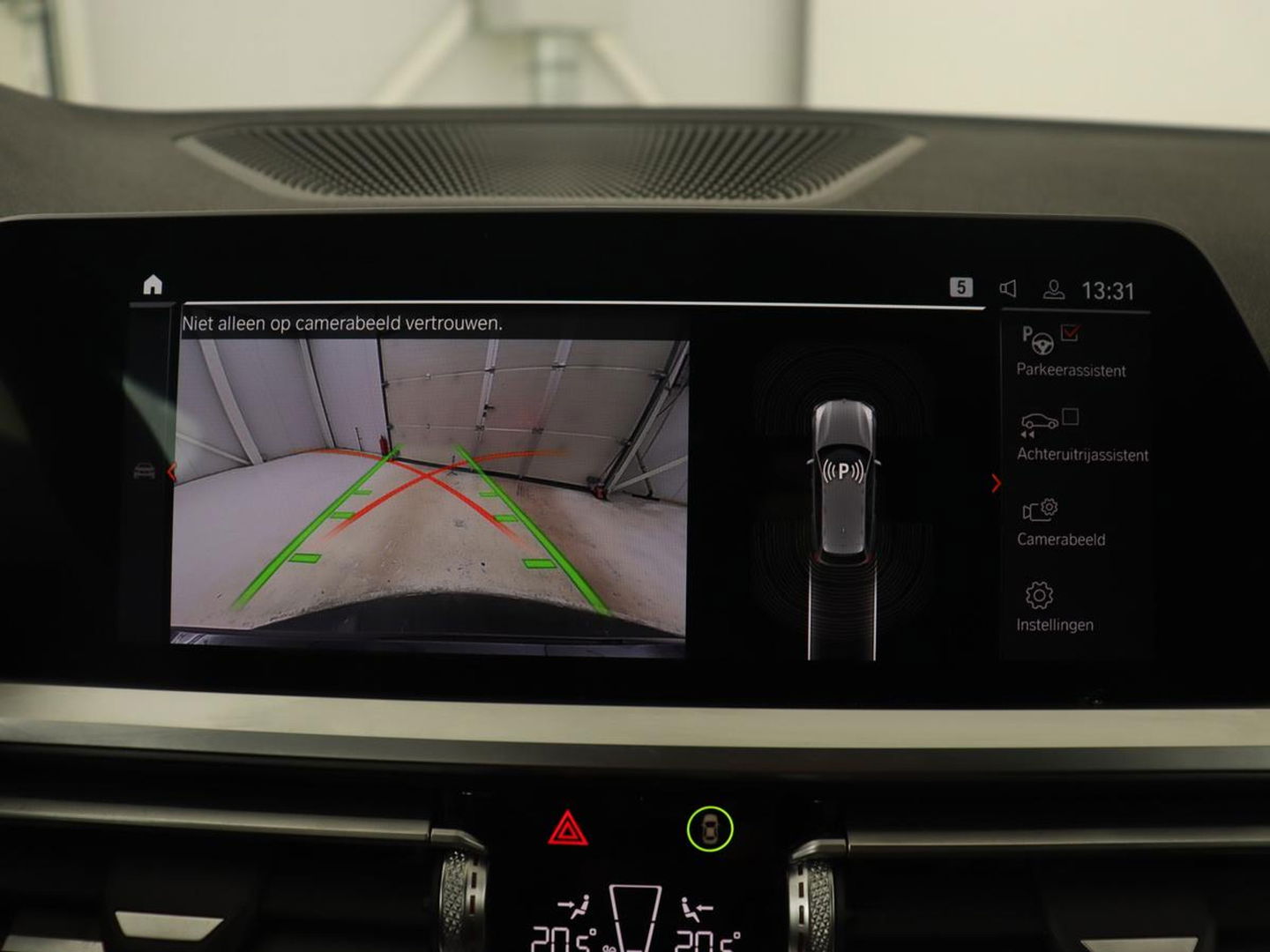 BMW 3 Serie 318i M Sport | Sportstoelen | Half leder | Carplay | Navigatie | Camera | Parkeerhulp | Climate control | Cruise control