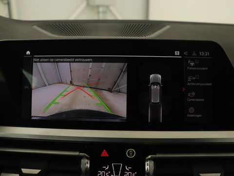 BMW 3 Serie 318i M Sport | Sportstoelen | Half leder | Carplay | Navigatie | Camera | Parkeerhulp | Climate control | Cruise control