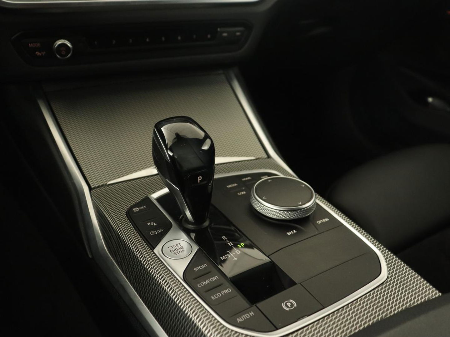 BMW 3 Serie 318i M Sport | Sportstoelen | Half leder | Carplay | Navigatie | Camera | Parkeerhulp | Climate control | Cruise control