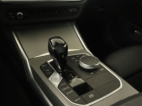 BMW 3 Serie 318i M Sport | Sportstoelen | Half leder | Carplay | Navigatie | Camera | Parkeerhulp | Climate control | Cruise control