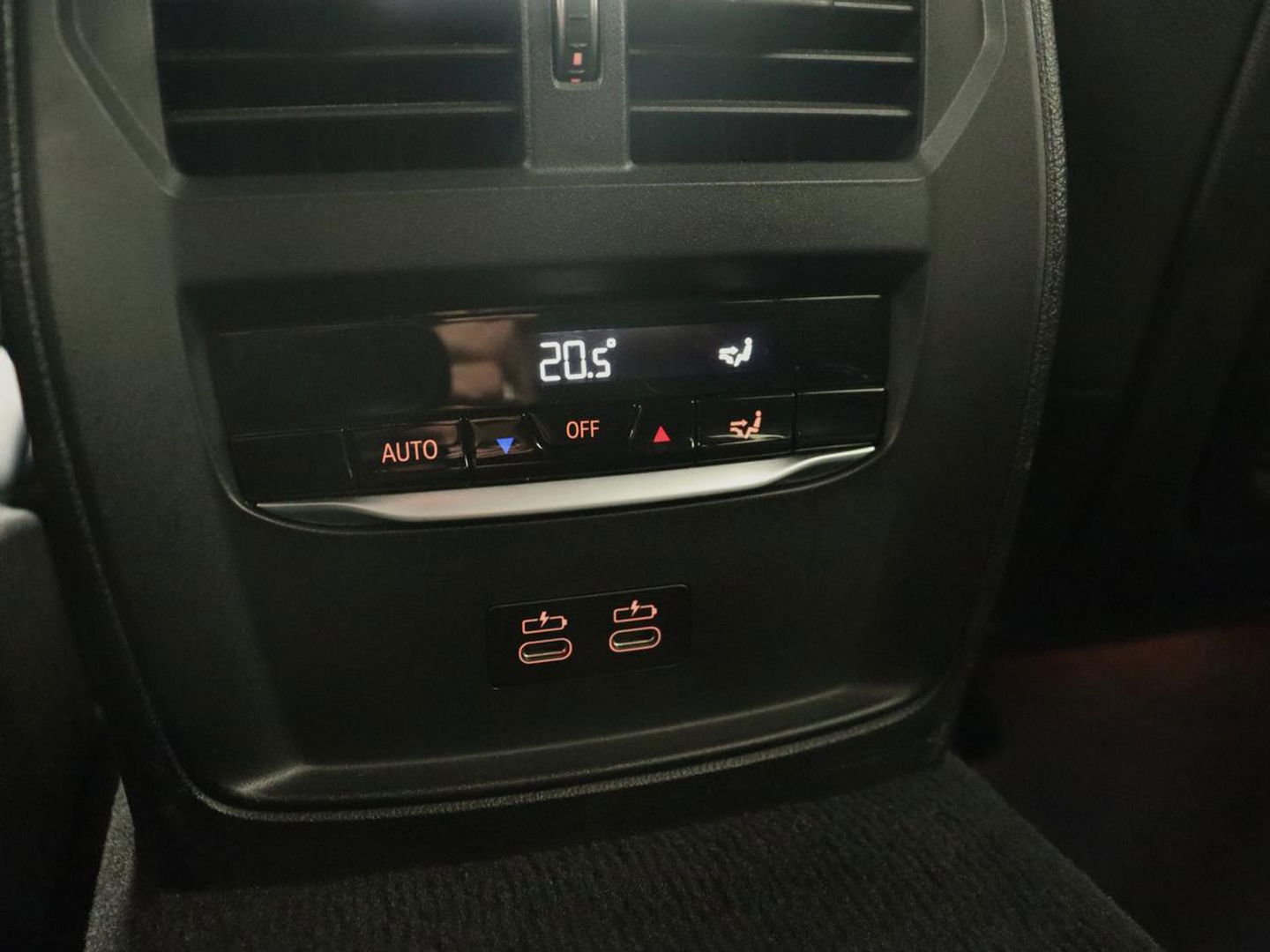 BMW 3 Serie 318i M Sport | Sportstoelen | Half leder | Carplay | Navigatie | Camera | Parkeerhulp | Climate control | Cruise control