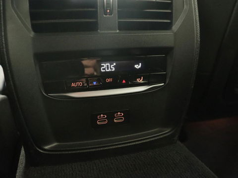 BMW 3 Serie 318i M Sport | Sportstoelen | Half leder | Carplay | Navigatie | Camera | Parkeerhulp | Climate control | Cruise control