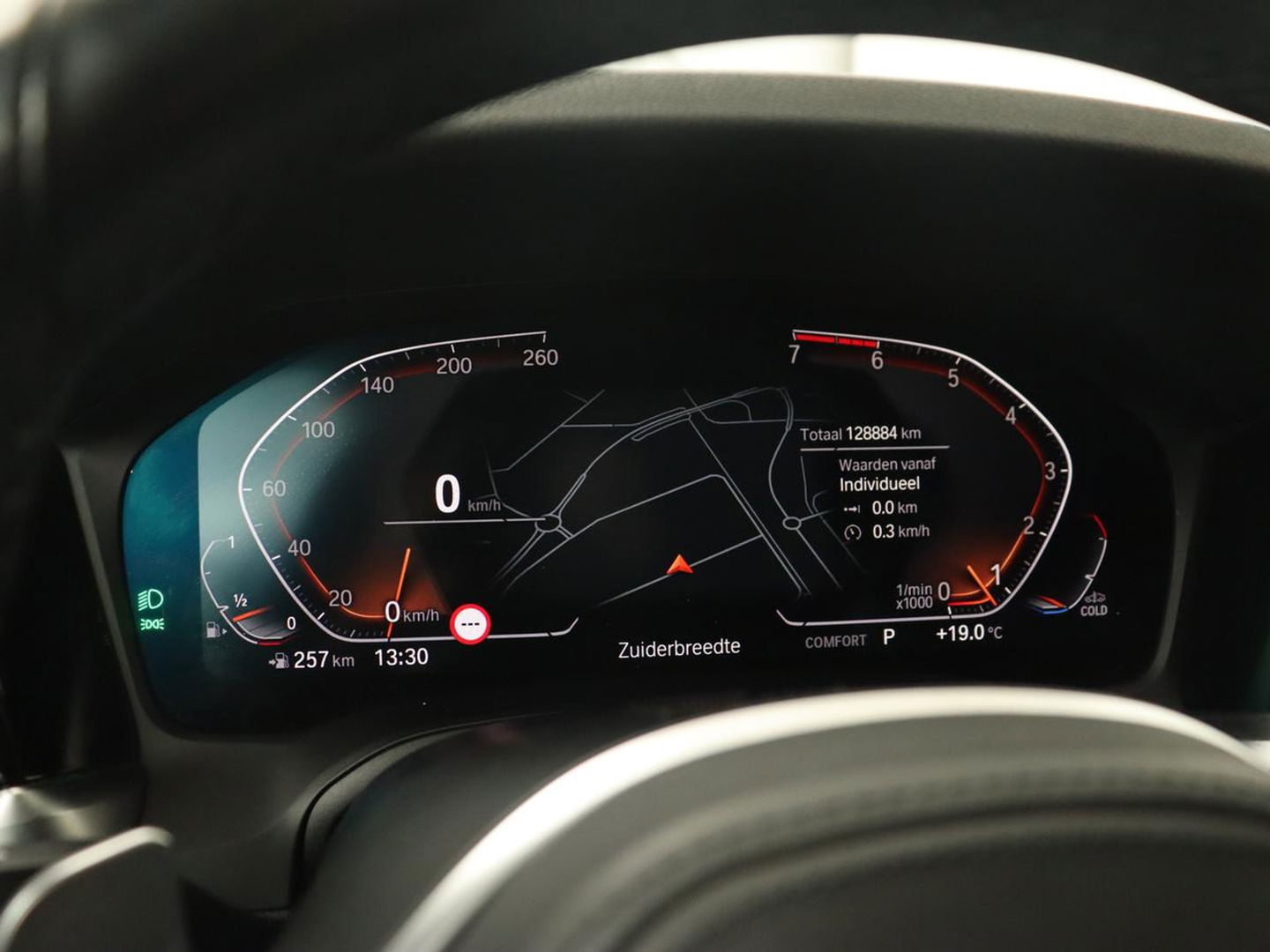 BMW 3 Serie 318i M Sport | Sportstoelen | Half leder | Carplay | Navigatie | Camera | Parkeerhulp | Climate control | Cruise control