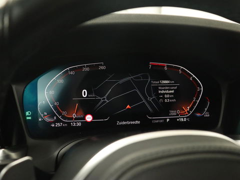 BMW 3 Serie 318i M Sport | Sportstoelen | Half leder | Carplay | Navigatie | Camera | Parkeerhulp | Climate control | Cruise control
