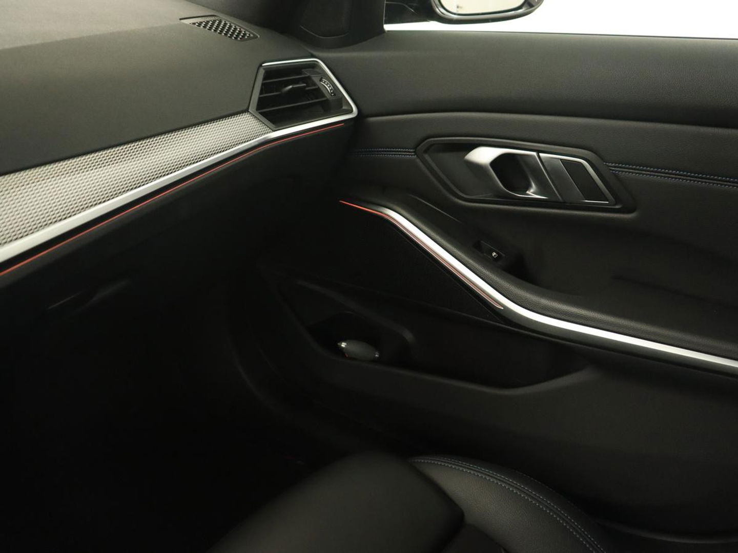 BMW 3 Serie 318i M Sport | Sportstoelen | Half leder | Carplay | Navigatie | Camera | Parkeerhulp | Climate control | Cruise control
