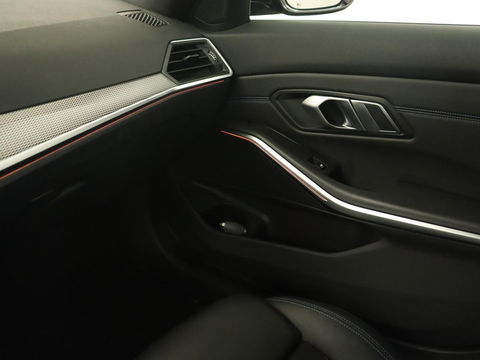 BMW 3 Serie 318i M Sport | Sportstoelen | Half leder | Carplay | Navigatie | Camera | Parkeerhulp | Climate control | Cruise control