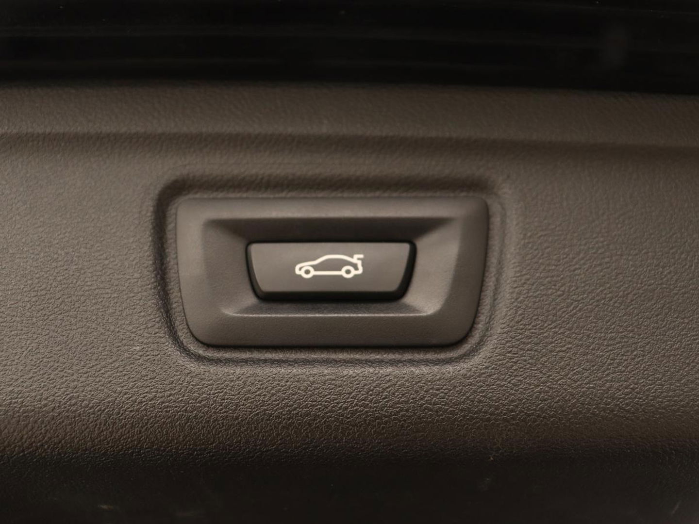 BMW 3 Serie 318i M Sport | Sportstoelen | Half leder | Carplay | Navigatie | Camera | Parkeerhulp | Climate control | Cruise control