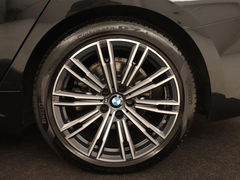 BMW 3 Serie 318i M Sport | Sportstoelen | Half leder | Carplay | Navigatie | Camera | Parkeerhulp | Climate control | Cruise control