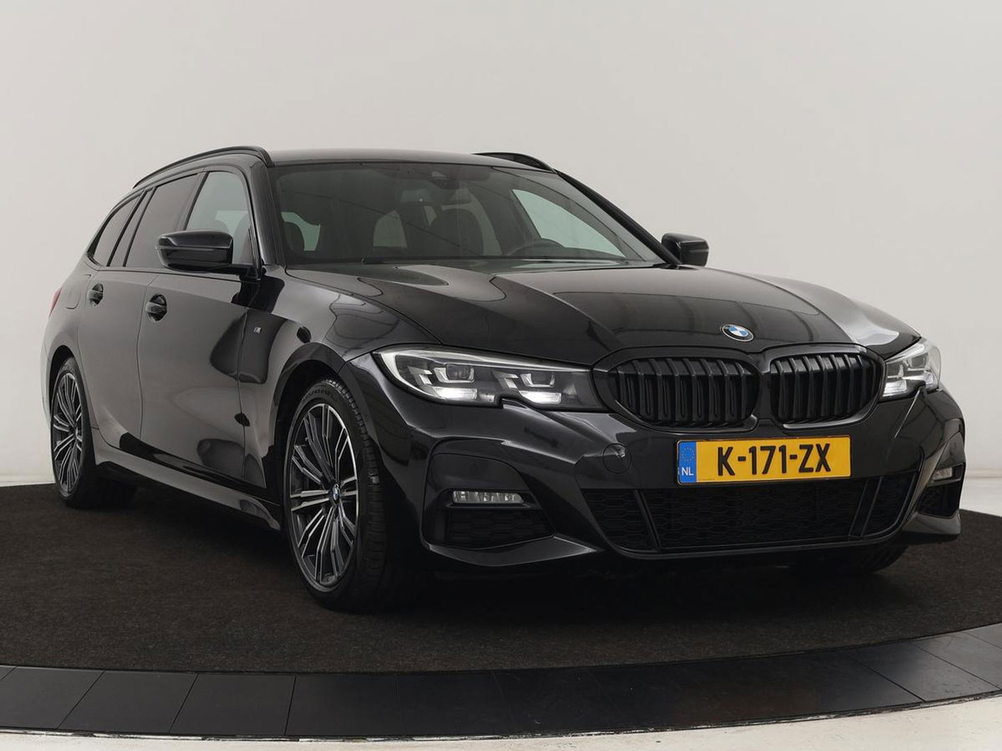 BMW 3 Serie 318i M Sport | Sportstoelen | Half leder | Carplay | Navigatie | Camera | Parkeerhulp | Climate control | Cruise control