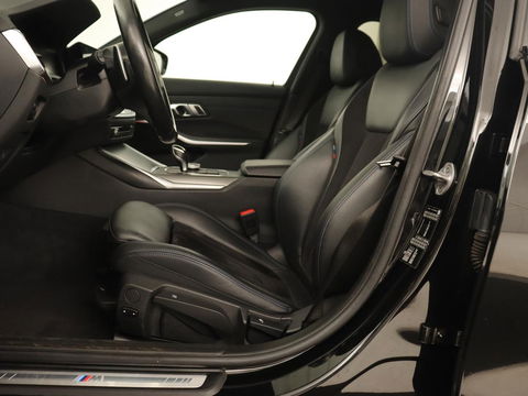 BMW 3 Serie 318i M Sport | Sportstoelen | Half leder | Carplay | Navigatie | Camera | Parkeerhulp | Climate control | Cruise control