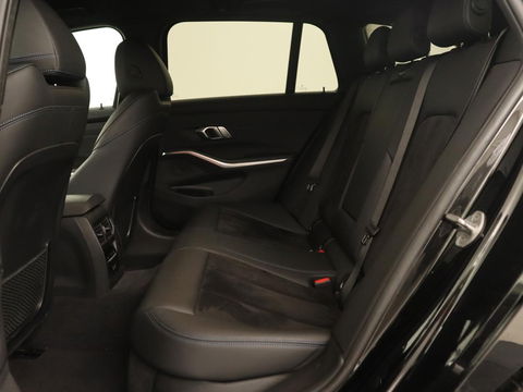 BMW 3 Serie 318i M Sport | Sportstoelen | Half leder | Carplay | Navigatie | Camera | Parkeerhulp | Climate control | Cruise control