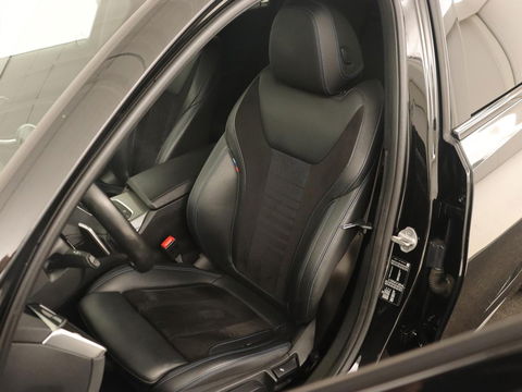BMW 3 Serie 318i M Sport | Sportstoelen | Half leder | Carplay | Navigatie | Camera | Parkeerhulp | Climate control | Cruise control